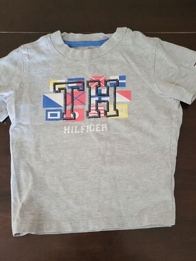Tommy Hilfiger Light Gray Short-Sleeve 'TH' Graphic Tee with Multicolor Blocks
